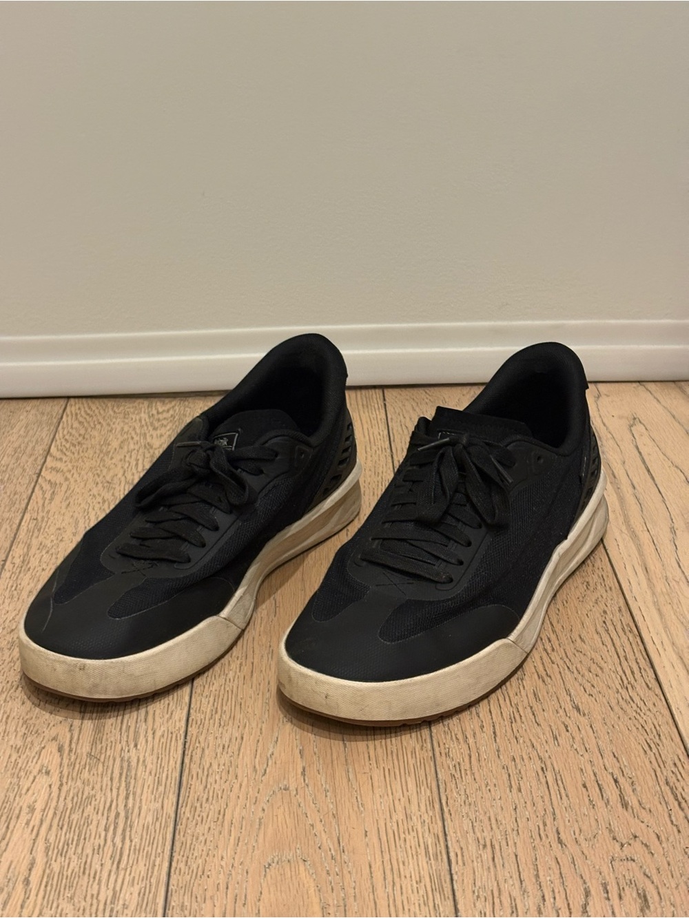 Men's Kizik Black Low-Top Lace-Up Sneakers with Cream Sole (10 wide)